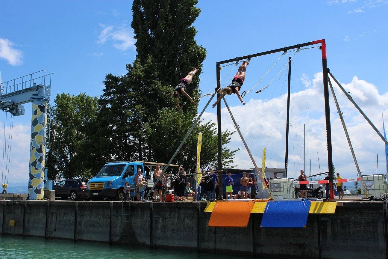 Schwingen an den Ringen und direkt ab zum Schwimmen. Das Thurgauer Kantonalturnfest in Romanshorn. (Bild: PD)