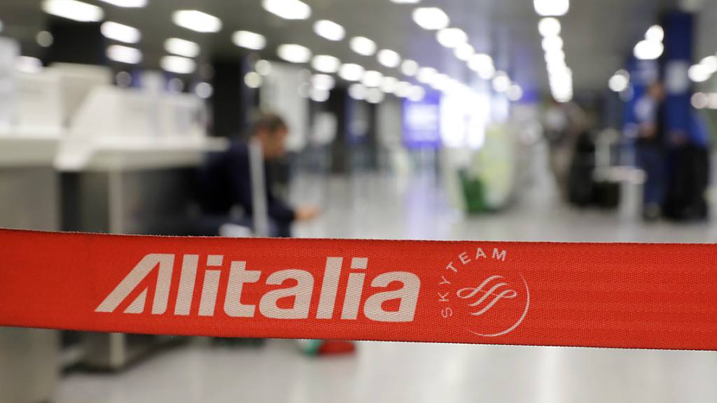 In Italien ist am Freitag erneut ein Versuch gestartet worden, die angeschlagene Fluggesellschaft des Landes, Alitalia, zu retten. (Archivbild)