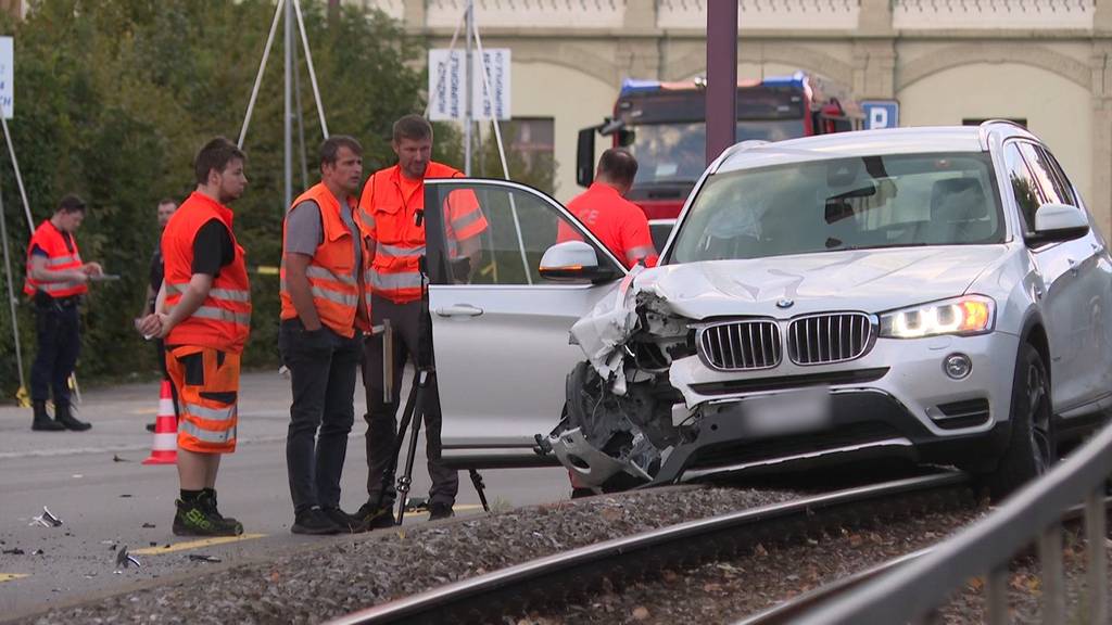 Auto landet nach Unfall in Zollikofen auf Gleis –  5 Personen verletzt