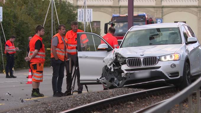 Auto landet nach Unfall in Zollikofen auf Gleis –  5 Personen verletzt