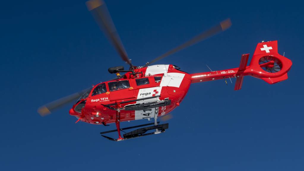 Die Rega flog am Dienstagabend eine junge Motorradfahrerin in ein Spital. Dort erlag sie ihren Verletzungen. (Symbolbild)