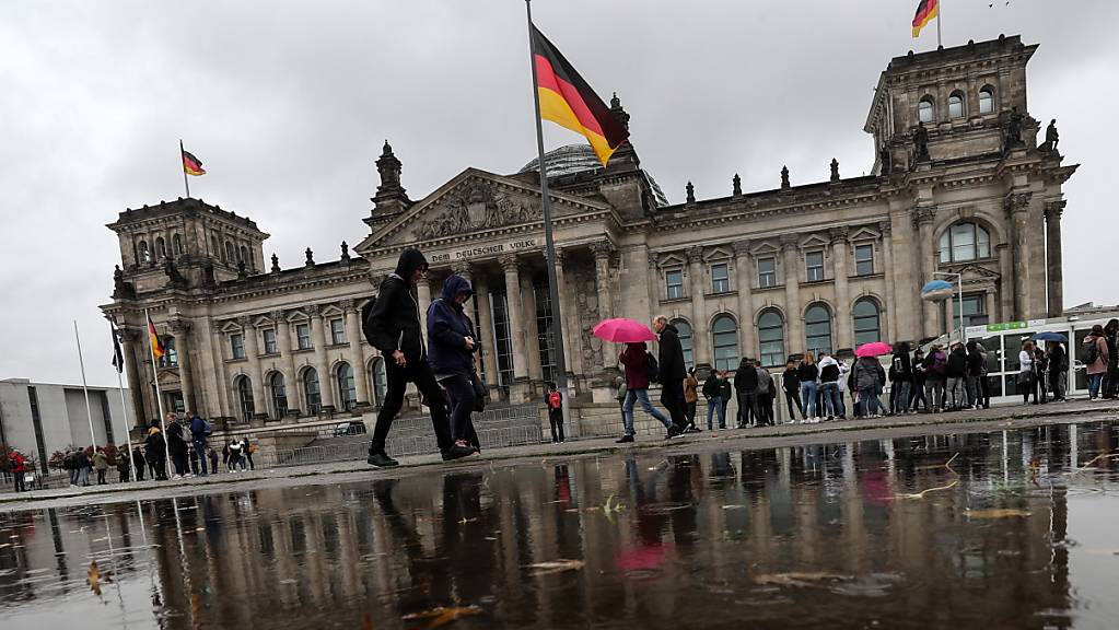 Die Unionsparteien von CDU und CSU sinken laut einer regelmässigen Umfrage in der deutschen Wählergunst leicht. (Archivbild Reichstag Berlin)