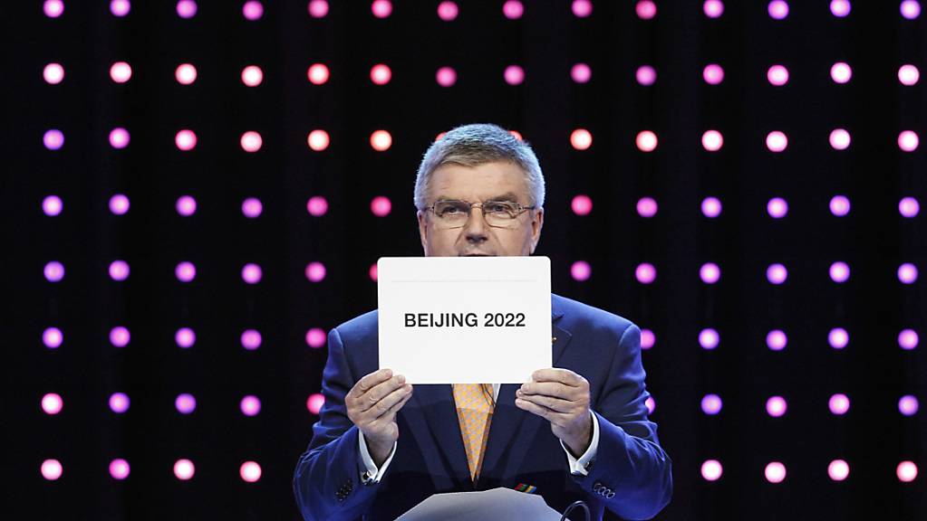 IOC-Präsident Thomas Bach verkündete 2015 das Ergebnis der Wahl, die auf Peking fiel