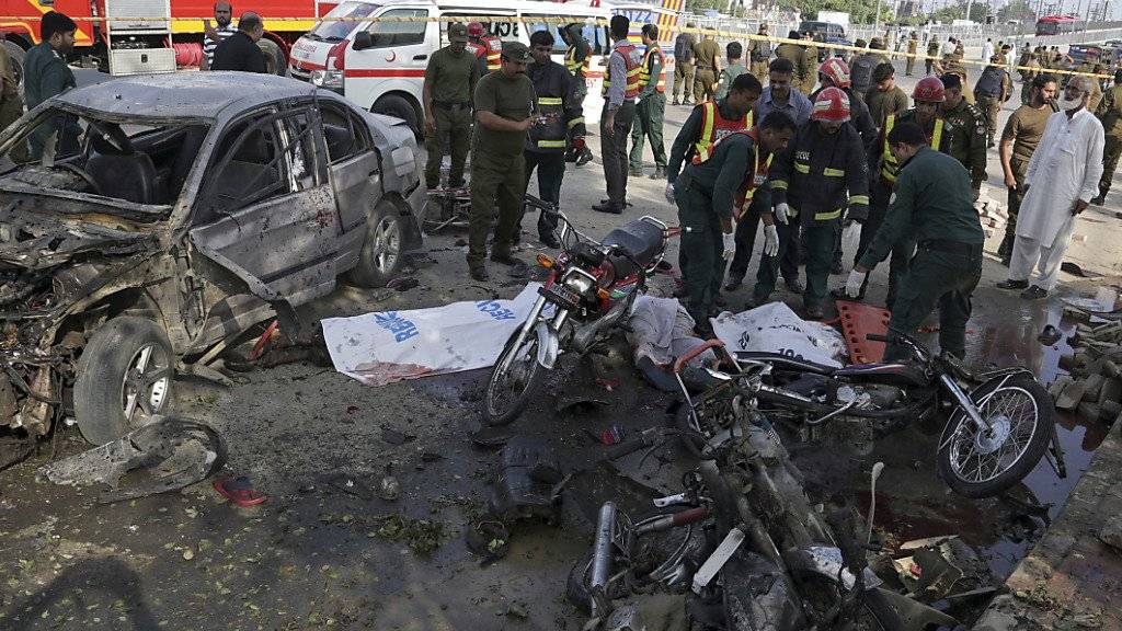 Pakistanische Rettungskräfte bergen ein Opfer eines Selbstmordanschlags in der pakistanischen Grossstadt Lahore.