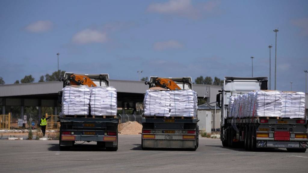 Lastwagen mit humanitärer Hilfe für den Gazastreifen stehen am Montag, 19. Mai 2025, am Grenzübergang Kerem Shalom im Süden Israels. Foto: Ohad Zwigenberg/AP/dpa
