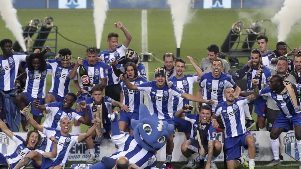 Die Spieler des FC Porto feiern den insgesamt 29. Meistertitel des Vereins.