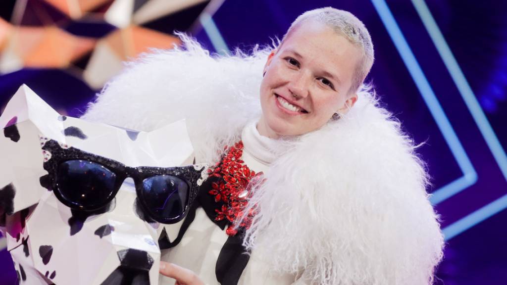 Verkleidet als Dalmatiner-Hündin: Die Sängerin Stefanie Heinzmann ist in der Rate-Show «The Masked Singer» enttarnt worden.