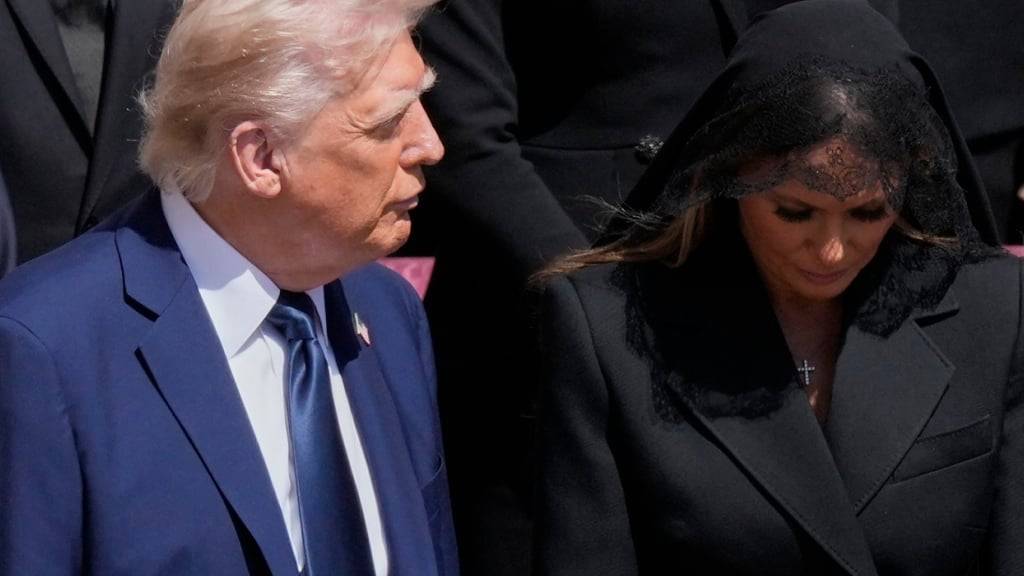 ARCHIV - US-Präsident Donald Trump (l) und First Lady Melania Trump nehmen an der Beerdigung von Papst Franziskus auf dem Petersplatz teil. Foto: Gregorio Borgia/AP/dpa