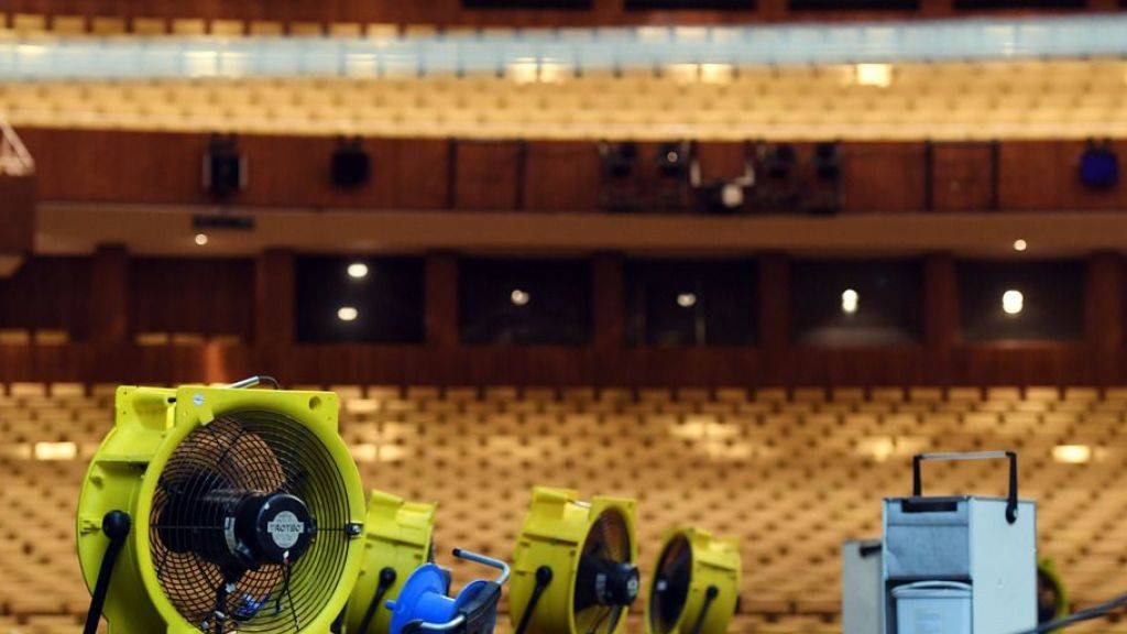 Gebläse auf der Bühne der Deutschen Oper Berlin. Nach einem Wasserschaden durch eine kaputte Sprinkleranlage ist die Bühne soweit getrocknet, dass der Betrieb am Donnerstag in reduziertem Mass wieder aufgenommen werden kann.