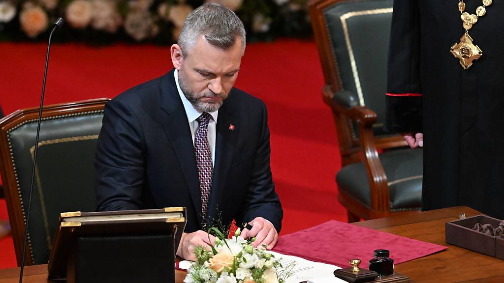 Der neue slowakische Präsident Peter Pellegrini unterzeichnet eine Urkunde während seiner Amtseinführung bei einer feierlichen Sitzung des slowakischen Parlaments. Foto: ?álek Václav/CTK/dpa