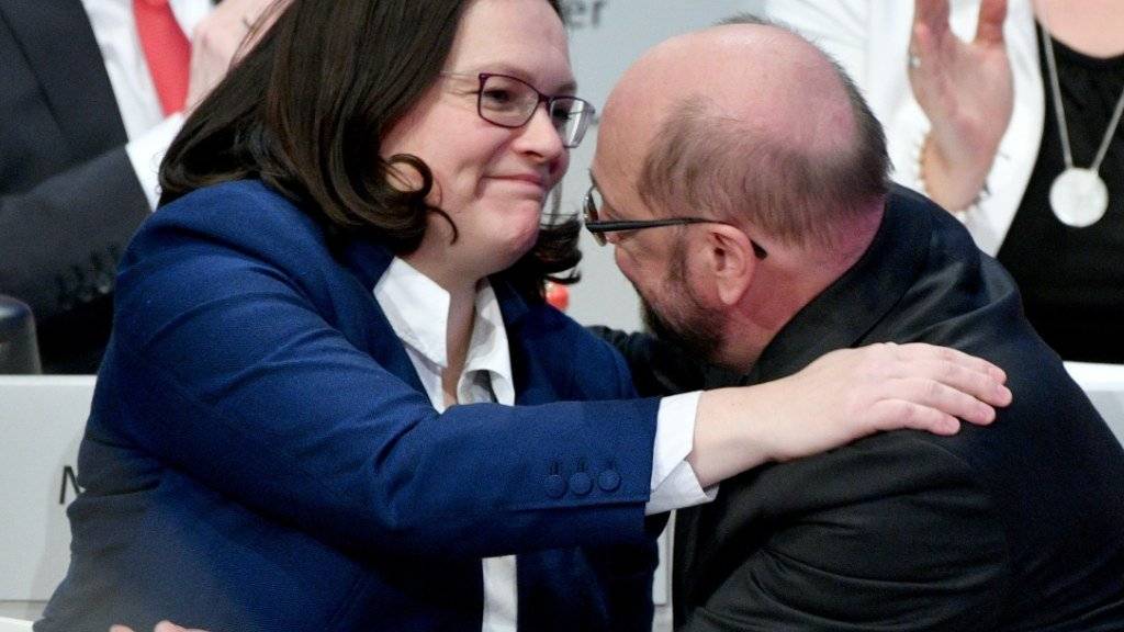 Geschafft: SPD-Parteichef Martin Schulz (rechts) und Bundestags-Fraktionschefin Andrea Nahles umarmen sich nach gewonnener Abstimmung auf dem Sonderparteitag in Bonn.