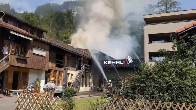 Schreinerei in Meiringen nach Brand beschädigt – drei Personen verletzt
