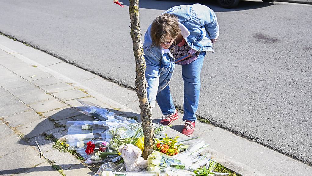 Eine Frau legt Blumen an der Unfallstelle nieder, an der ein Auto bei einer Karnevalsveranstaltung in eine Menschengruppe gefahren war. Sechs Menschen starben, 37 wurden verletzt, einge davon schweben noch in Lebensgefahr. 