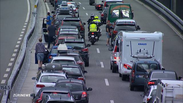 Ab in den Süden: 14 Kilometer Stau am Gotthard