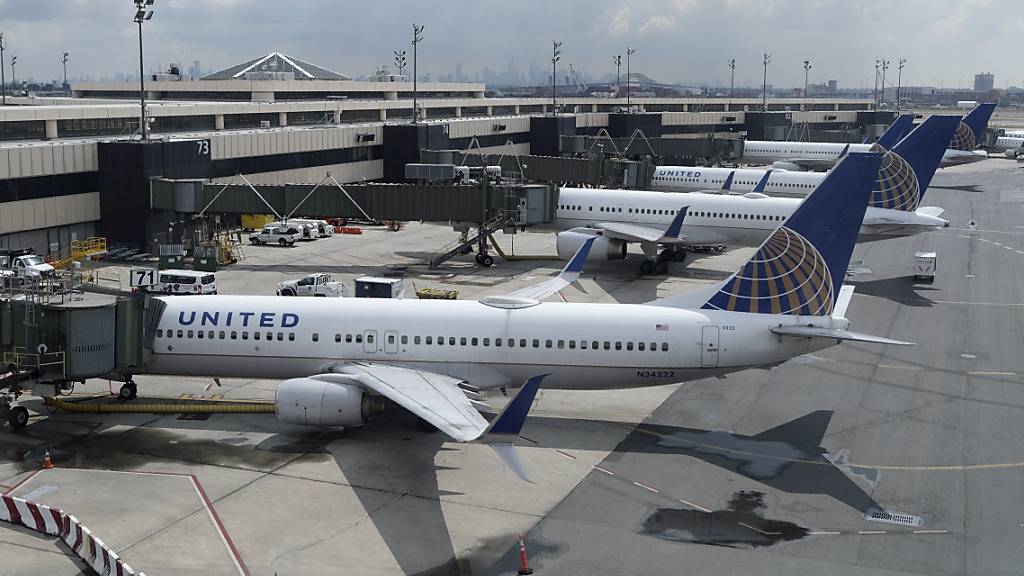 Aufgrund der Coronavirus-Pandemie hat die amerikanische Fluggesellschaft United Airlines einen Mega-Verlust erlitten. (Archivbild)