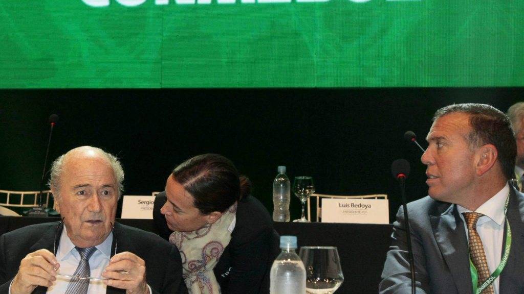 Gelder aus der Schweiz zurückerhalten: Die südamerikanischen Fussballkonföderation Conmebol. Links im Bild von 2015 der ehemalige Fifa-Präsident Sepp Blatter. (Archivbild)
