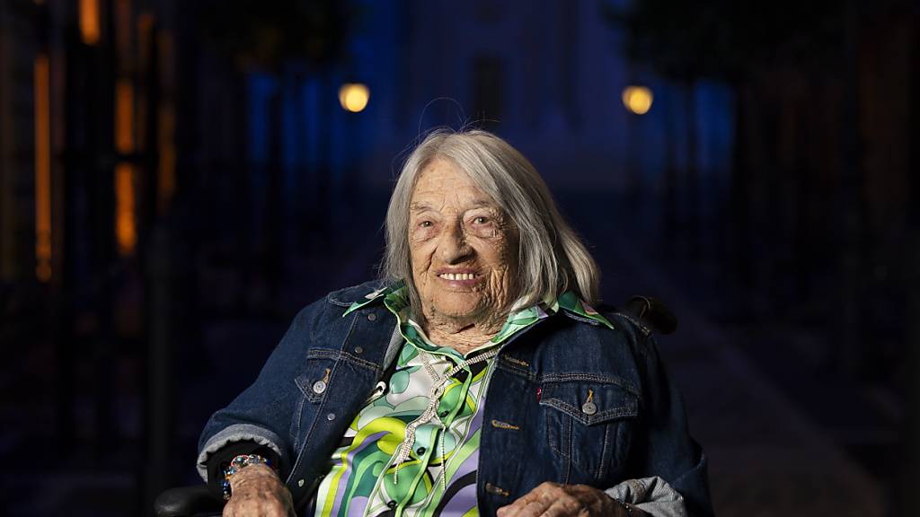 Agnes Keleti im April 2024 bei einem Besuch des Madame-Tussauds-Museums in Budapest