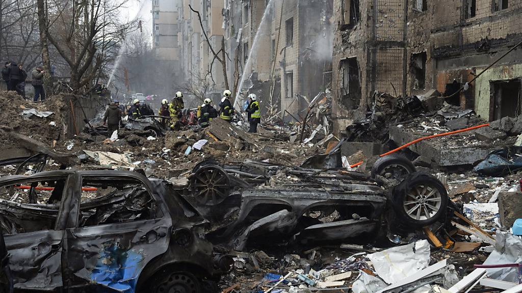 Feuerwehrleute arbeiten daran, ein Feuer in einem zerstörten Wohnhaus in Kiew nach einem russischen Raketenangriff zu löschen. Foto: Efrem Lukatsky/AP/dpa