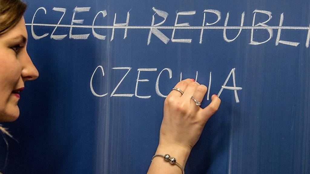 Eine Englisch-Lehrerin schreibt den neuen Namen der «Tschechischen Republik» an die Tafel. Auf Deutsch heisst das Land zukünftig offiziell «Tschechien»