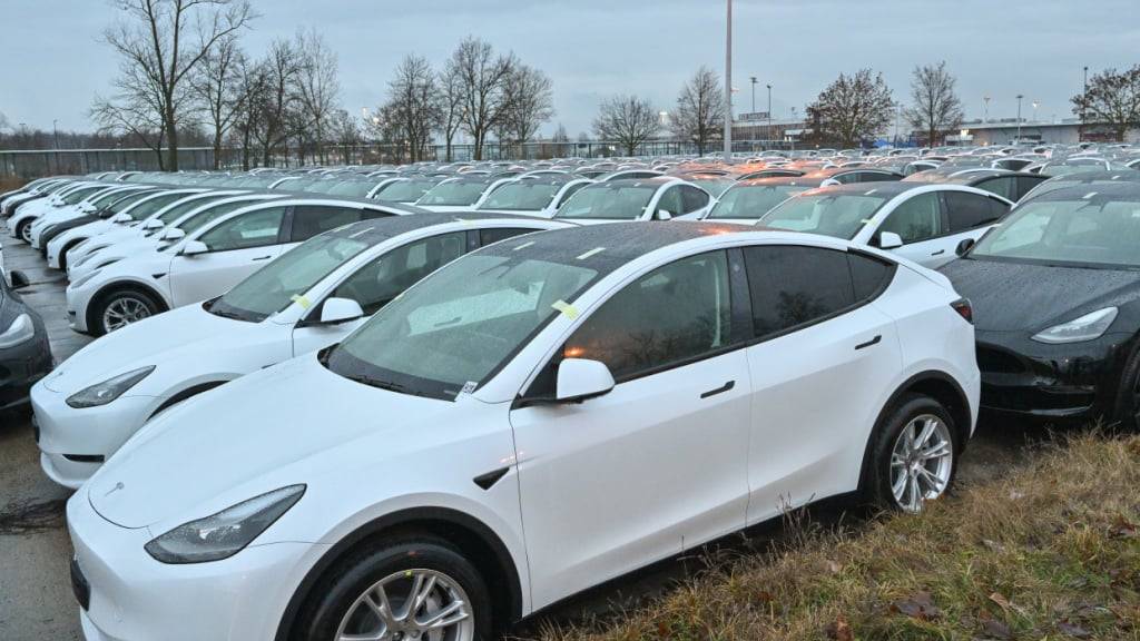 Die Anzahl an neu zugelassenen Fahrzeugen ist im Juli in der Schweiz gegenüber dem Vorjahr gestiegen. Während die E-Autos stark gefragt waren, sind die Verbrenner eingebrochen. (Archivbild)