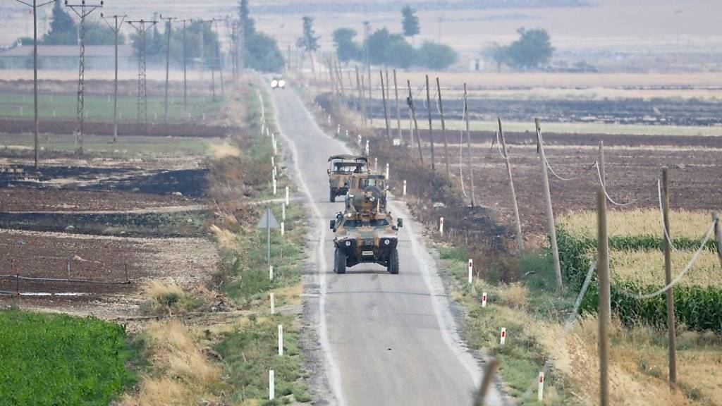 Türkische Panzer patrouillieren nahe der Stadt Kilis, die ander Grenze zu Syrien liegt. Dort sind erneut Raketen eingeschlagen. (Archiv)