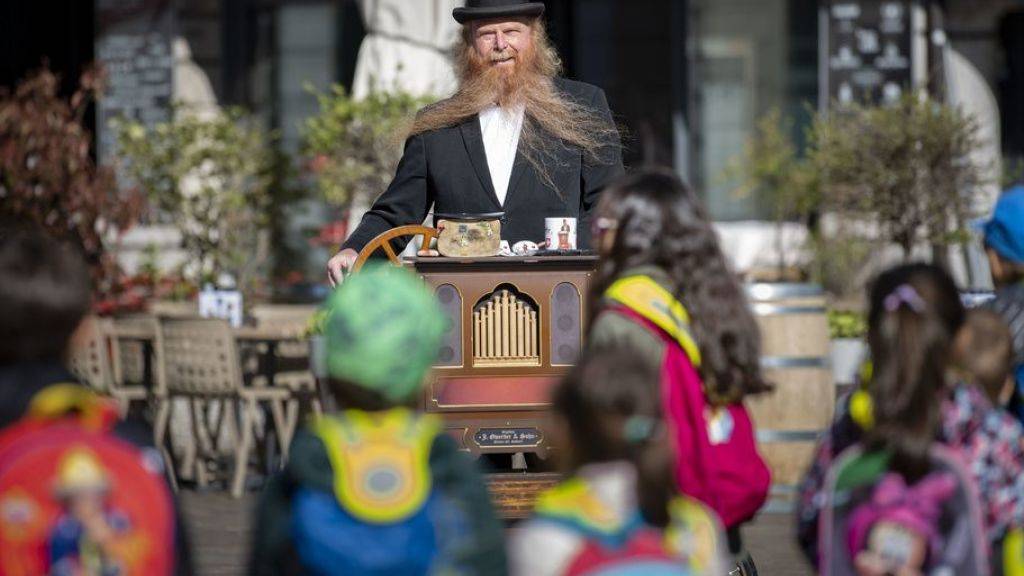 Jörg Wolters spielt seine Drehorgel - zur Freude auch der Kinder - auf Strassen und Plätzen im Tessin.