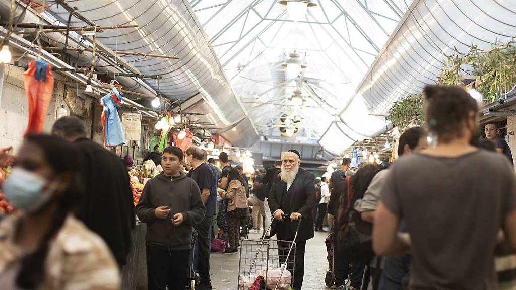 Ein ultra-orthodoxer Mann kauft auf dem Mahane Yehuda Markt in Jerusalem ein. Foto: Maya Alleruzzo/AP/dpa