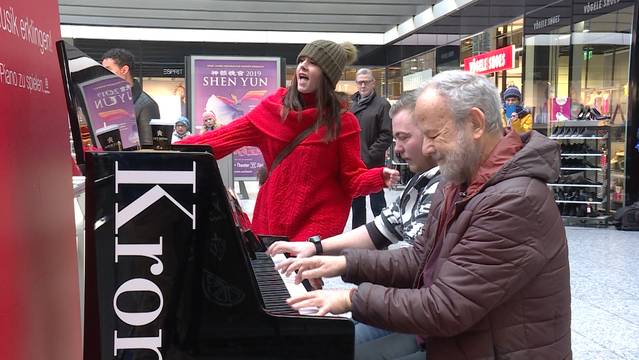Ein Klavier bringt am Bahnhof Bern zusammen
