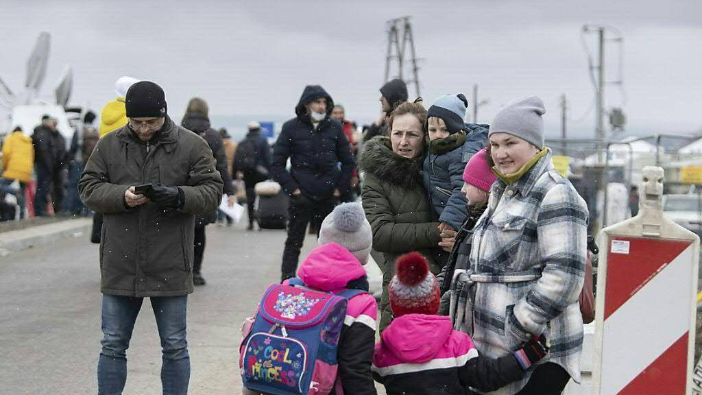 Ukrainische Kriegsflüchtlinge warten an der polnisch-ukrainischen Grenze. (Archivbild)
