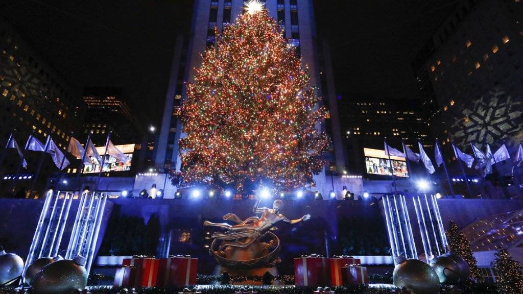 Der Weihnachtsbaum erstrahlt wieder am Rockefeller Center in New York. (Foto: Jason Szenes/EPA)