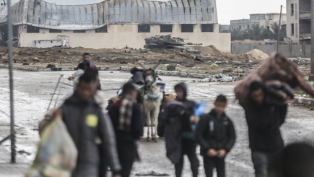 ARCHIV - Palästinenser verlassen das Nasser-Krankenhaus und die angrenzenden Schulen. Foto: Mohammed Talatene/dpa