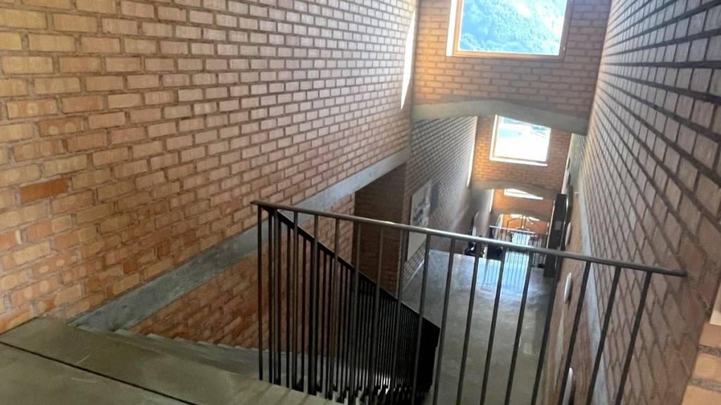 Ein 7-jähriger Schüler ist im Treppenhaus der Schule in Mastrils GR einen Stock in die Tiefe gestürzt.