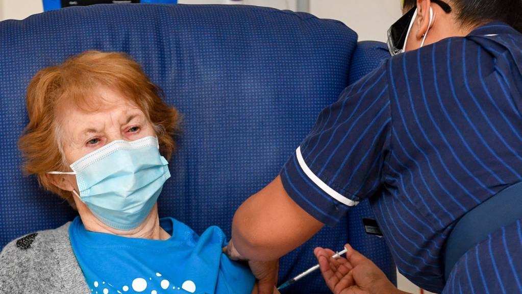 Mit ihr fing alles an: Die 90-jährige Margaret Keenan war die erste britische Impfpatientin – mittlerweile bekommen auch Mitte-40-Jährige Impfangebote.