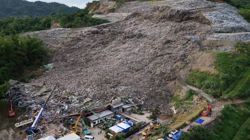 ARCHIV - Die Such- und Bergungsarbeiten nach vermissten Arbeitern in der eingestürzten Abfallentsorgungsanlage in Binaliw, Cebu City, gehen weiter. Die Zahl der Toten ist mittlerweile auf 22 gestiegen. Foto: Jacqueline Hernandez/AP/dpa