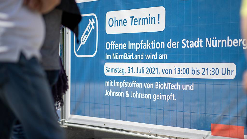 Auf einem Banner am Eingang des Freizeitparks «Nürnbärland» wird für eine Impfaktion geworben. Foto: Daniel Karmann/dpa