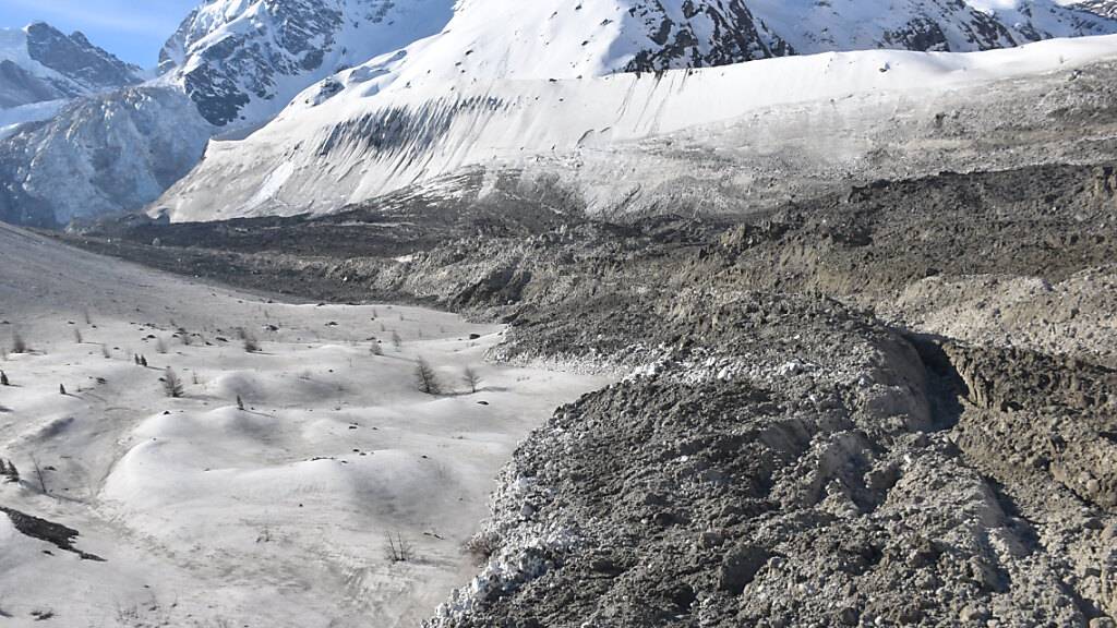 Nach dem Bergsturz am Piz Scerscen im Engadin türmt sich im Val Rosegg das abgestürzte Gestein auf einer Länge von über fünf Kilometern.