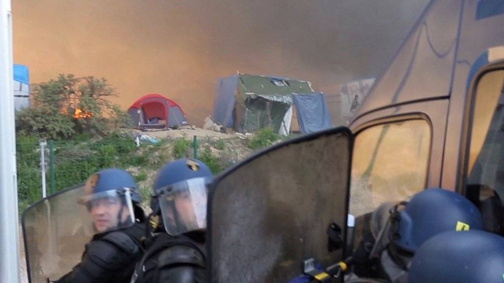Menschen gingen aufeinander los, Zelte wurden angezündet. Die Polizei schritt ein, um die Ausschreitungen zu stoppen.