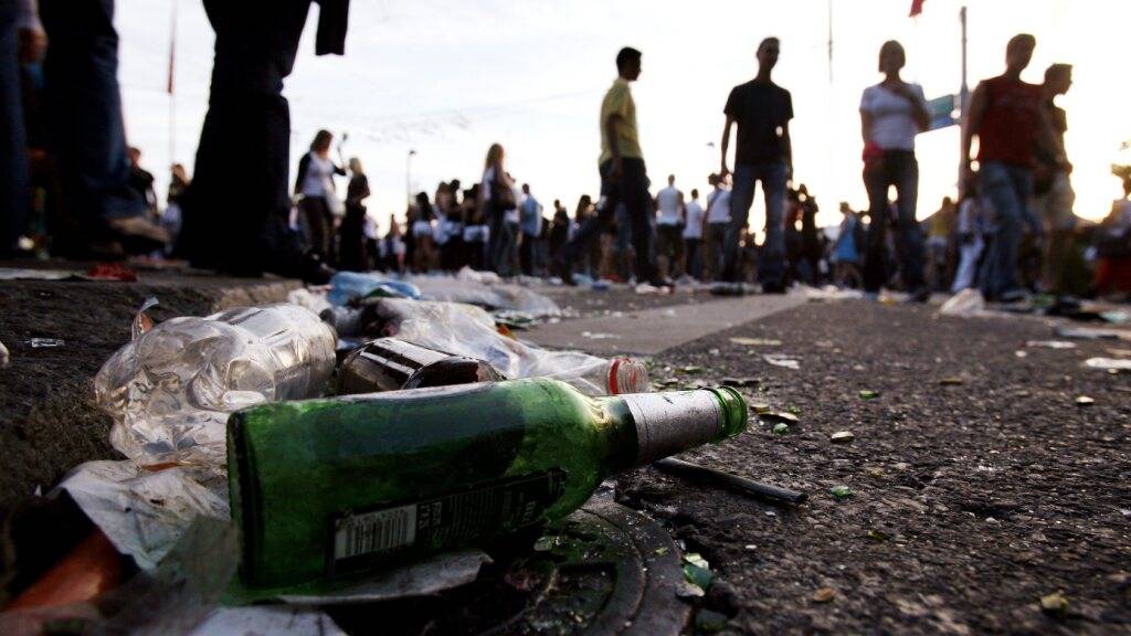 Die Detailhändler sollen in ihren Filialen um das Zürcher Seebecken während der Street Parade auf den Verkauf von Glasflaschen verzichten. (Symbolbild)