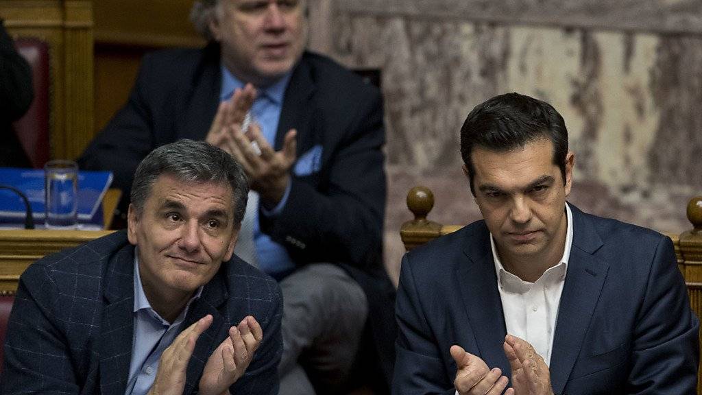 Applaus fürs Sparen: Griechenlands Premier Alexis Tsipras (rechts) und Finanzminister Euklid Tsakalotos während der Parlamentssitzung in Athen.