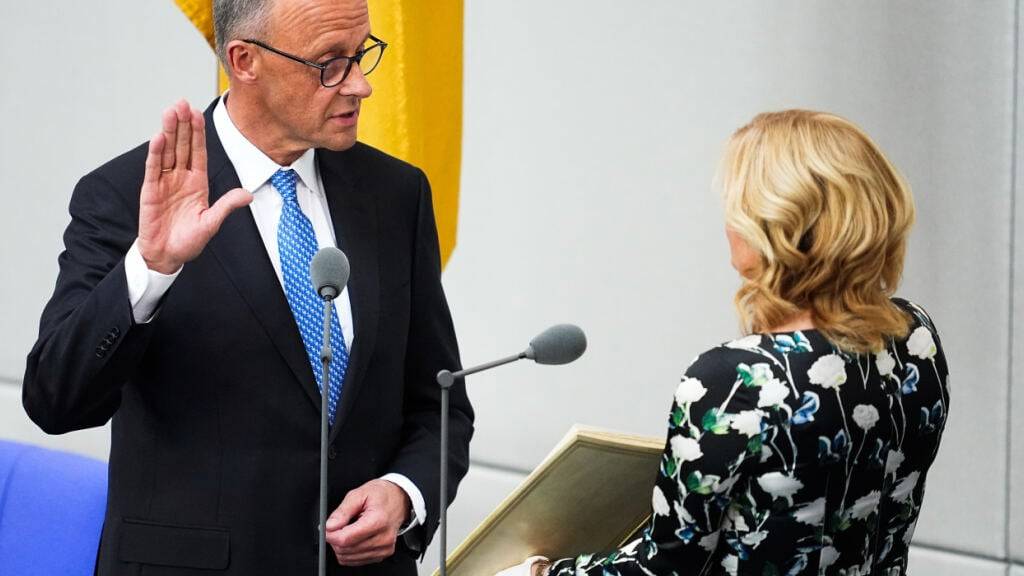 dpatopbilder - Friedrich Merz (CDU) legt seinen Amtseid als Bundeskanzler vor der Bundestagspräsidentin Julia Klöckner (CDU) ab. Foto: Michael Kappeler/dpa