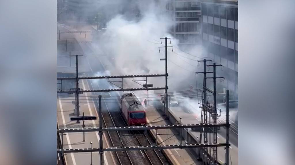 Wegen Pyros von Fussballfans: Zug am Bahnhof Aarau von Rauch umhüllt