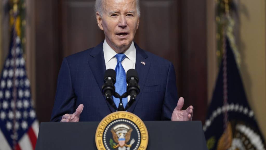 Joe Biden, Präsident der USA, spricht während einer Sitzung auf dem Campus des Weißen Hauses. Im Ringen um eine Resolution zur Linderung der humanitären Not im Gazastreifen könnte der Weltsicherheitsrat eine Abstimmung erneut verschieben. Die Vereinigten Staaten baten am Mittwoch erneut um mehr Zeit, um einen Kompromiss zu erreichen. Foto: Evan Vucci/AP/dpa