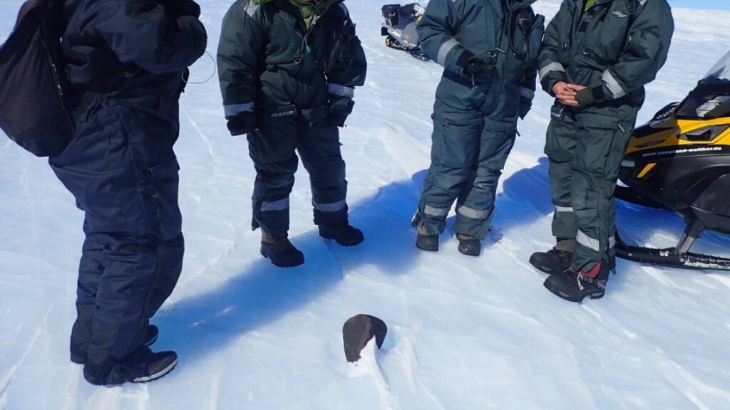 Meteoriten sind auf dem weissen Schnee in der Antarktis gut sichtbar.