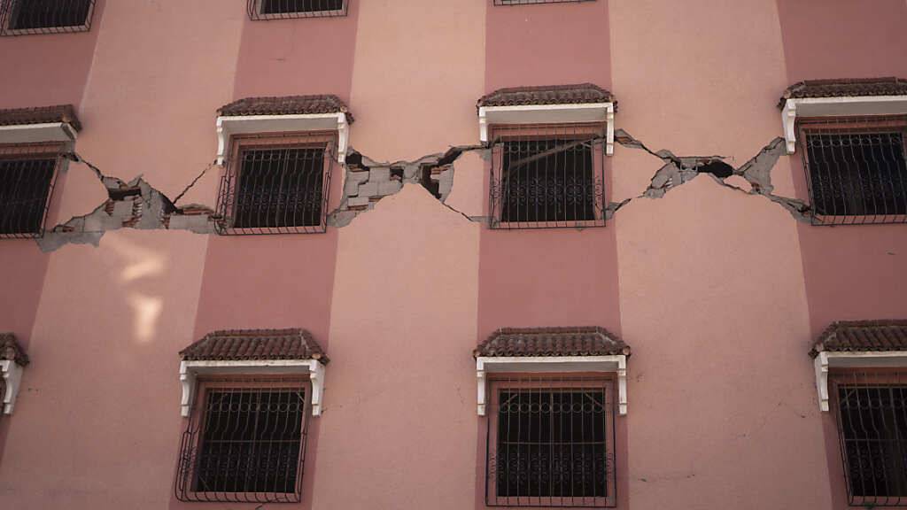 Ein Haus, das bei einem Erdbeben beschädigt wurde. Ein schweres Erdbeben hat Marokko erschüttert und Hunderte Todesopfer gefordert. Foto: Mosa'ab Elshamy/AP/dpa