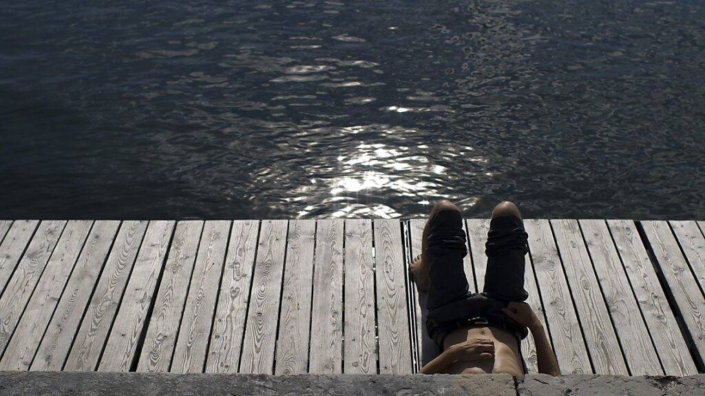 Zweitwärmster Oktober seit Messbeginn: Ein Mann geniesst am 18. Oktober die Sonne am See in Genf. (Archivbild)