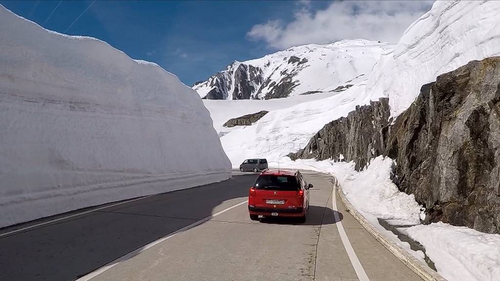 Gotthard-Passstrasse wird zum spektakulären Schnee-Labyrinth