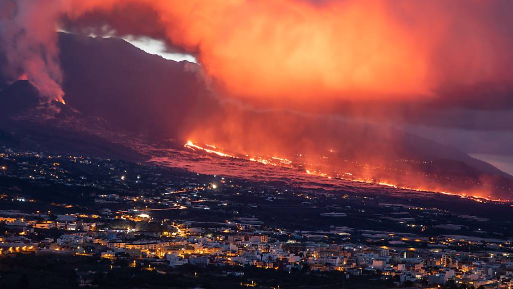 Der Vulkan gibt keine Ruhe: Asche- und Lavawolken kommen aus dem Vulkan Cumbre Vieja auf La Palma. Foto: Kike Rincón/EUROPA PRESS/dpa