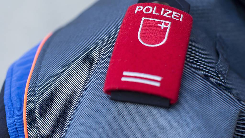 Die Schussabgabe eines Schwyzer Polizisten, bei der ein Mann verletzt wurde, ist ein Fall für die Zürcher Staatsanwaltschaft. (Symbolbild)