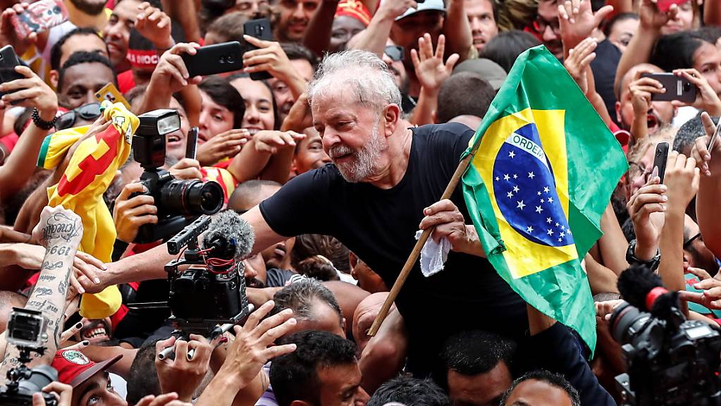 Brasiliens Ex-Präsident Lula da Silva ist einen Tag nach seiner Freilassung von Anhängern als Held gefeiert worden.