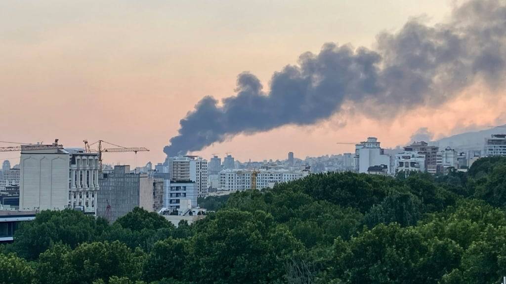 dpatopbilder - Rauch steigt aus dem Gebäude des iranischen Staatssender nach einem israelischen Angriff. Foto: -/AP/dpa